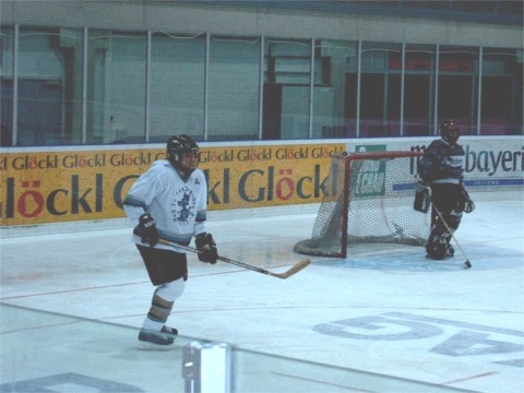 http://www.ratisbona-bullfrogs.de/pixlie/cache/vs_2002_03_18%20-%20Spiel%20gegen%20Rivermen%20Straubing_IM001647.jpg