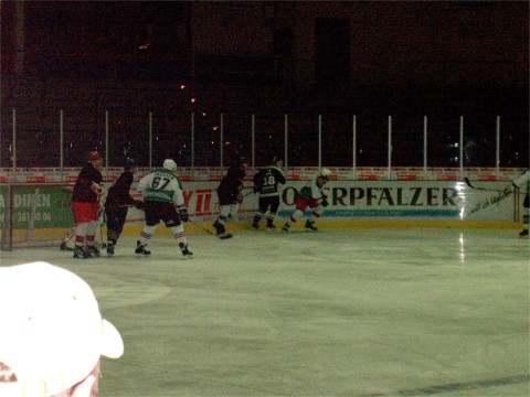 http://www.ratisbona-bullfrogs.de/pixlie/cache/vs_2002_12_19%20-%20Spiel%20gegen%20Diesenbach%20Biber_db02.jpg
