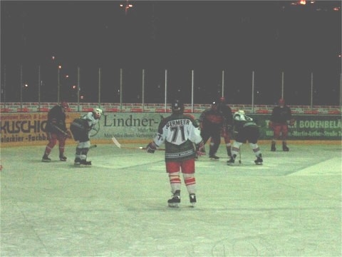 http://www.ratisbona-bullfrogs.de/pixlie/cache/vs_2002_12_19%20-%20Spiel%20gegen%20Diesenbach%20Biber_db27.jpg