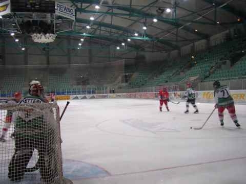 http://www.ratisbona-bullfrogs.de/pixlie/cache/vs_2003_01_06%20-%20Spiel%20gegen%20EVR%20Damen_db06.JPG