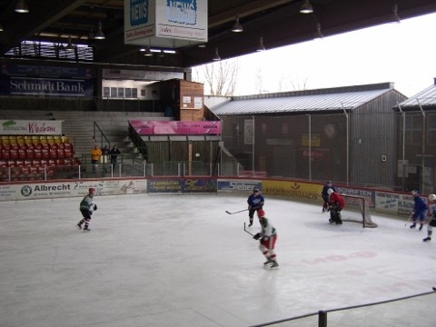 http://www.ratisbona-bullfrogs.de/pixlie/cache/vs_2003_03_01%20-%20Spiel%20bei%20Rivermen%20Straubing_P1010001.JPG