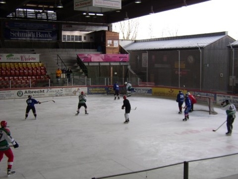 http://www.ratisbona-bullfrogs.de/pixlie/cache/vs_2003_03_01%20-%20Spiel%20bei%20Rivermen%20Straubing_P1010002.JPG