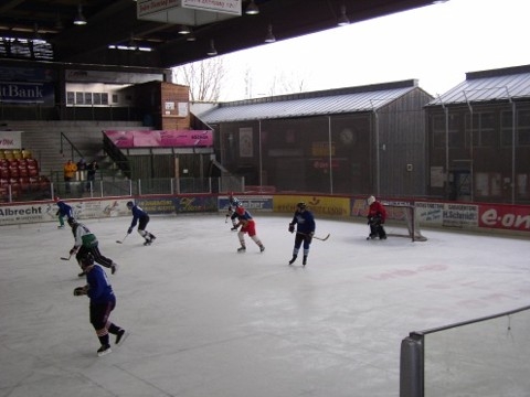 http://www.ratisbona-bullfrogs.de/pixlie/cache/vs_2003_03_01%20-%20Spiel%20bei%20Rivermen%20Straubing_P1010004.jpg