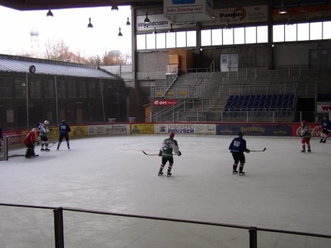 http://www.ratisbona-bullfrogs.de/pixlie/cache/vs_2003_03_01%20-%20Spiel%20bei%20Rivermen%20Straubing_P1010006.JPG
