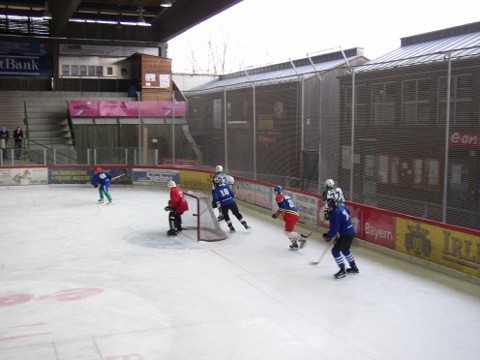 http://www.ratisbona-bullfrogs.de/pixlie/cache/vs_2003_03_01%20-%20Spiel%20bei%20Rivermen%20Straubing_P1010007.JPG