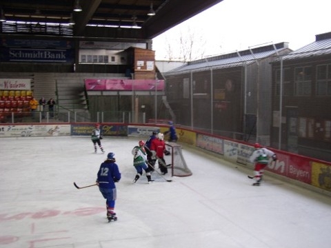 http://www.ratisbona-bullfrogs.de/pixlie/cache/vs_2003_03_01%20-%20Spiel%20bei%20Rivermen%20Straubing_P1010008.JPG