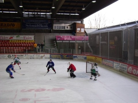 http://www.ratisbona-bullfrogs.de/pixlie/cache/vs_2003_03_01%20-%20Spiel%20bei%20Rivermen%20Straubing_P1010009.JPG