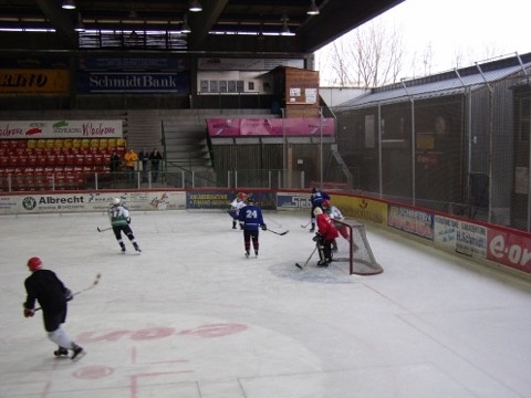 http://www.ratisbona-bullfrogs.de/pixlie/cache/vs_2003_03_01%20-%20Spiel%20bei%20Rivermen%20Straubing_P1010010.JPG