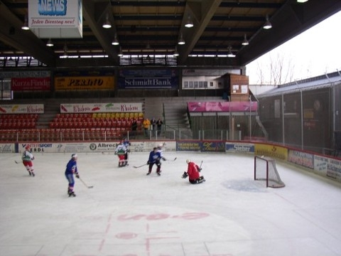 http://www.ratisbona-bullfrogs.de/pixlie/cache/vs_2003_03_01%20-%20Spiel%20bei%20Rivermen%20Straubing_P1010011.JPG