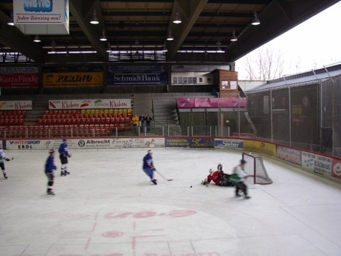 http://www.ratisbona-bullfrogs.de/pixlie/cache/vs_2003_03_01%20-%20Spiel%20bei%20Rivermen%20Straubing_P1010012.JPG