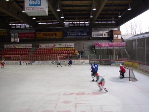 http://www.ratisbona-bullfrogs.de/pixlie/cache/vs_2003_03_01%20-%20Spiel%20bei%20Rivermen%20Straubing_P1010013.JPG