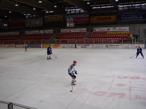 http://www.ratisbona-bullfrogs.de/pixlie/cache/vs_2003_03_01%20-%20Spiel%20bei%20Rivermen%20Straubing_P1010014.JPG