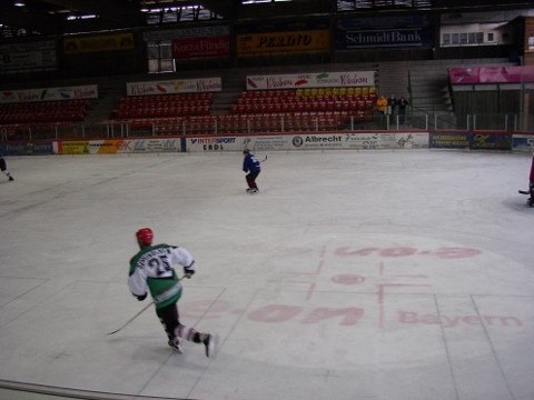 http://www.ratisbona-bullfrogs.de/pixlie/cache/vs_2003_03_01%20-%20Spiel%20bei%20Rivermen%20Straubing_P1010015.JPG