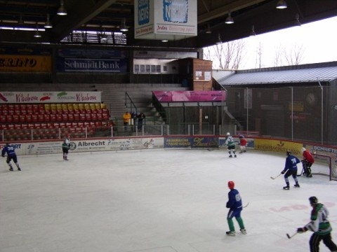 http://www.ratisbona-bullfrogs.de/pixlie/cache/vs_2003_03_01%20-%20Spiel%20bei%20Rivermen%20Straubing_P1010017.JPG