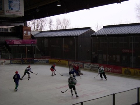 http://www.ratisbona-bullfrogs.de/pixlie/cache/vs_2003_03_01%20-%20Spiel%20bei%20Rivermen%20Straubing_P1010018.JPG