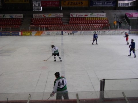 http://www.ratisbona-bullfrogs.de/pixlie/cache/vs_2003_03_01%20-%20Spiel%20bei%20Rivermen%20Straubing_P1010019.JPG