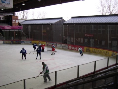 http://www.ratisbona-bullfrogs.de/pixlie/cache/vs_2003_03_01%20-%20Spiel%20bei%20Rivermen%20Straubing_P1010020.JPG