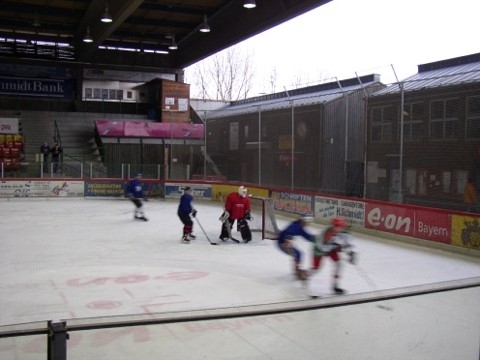 http://www.ratisbona-bullfrogs.de/pixlie/cache/vs_2003_03_01%20-%20Spiel%20bei%20Rivermen%20Straubing_P1010021.JPG