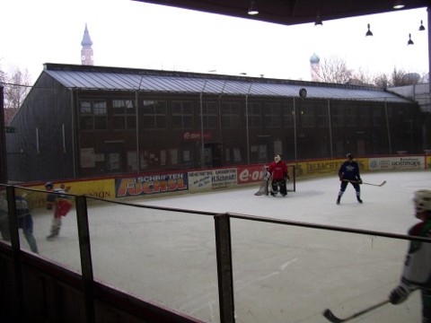 http://www.ratisbona-bullfrogs.de/pixlie/cache/vs_2003_03_01%20-%20Spiel%20bei%20Rivermen%20Straubing_P1010023.JPG