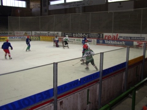 http://www.ratisbona-bullfrogs.de/pixlie/cache/vs_2003_03_01%20-%20Spiel%20bei%20Rivermen%20Straubing_P1010025.JPG