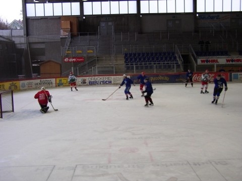 http://www.ratisbona-bullfrogs.de/pixlie/cache/vs_2003_03_01%20-%20Spiel%20bei%20Rivermen%20Straubing_P1010027.JPG