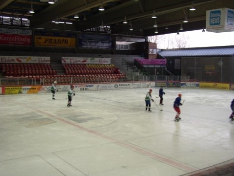 http://www.ratisbona-bullfrogs.de/pixlie/cache/vs_2003_03_01%20-%20Spiel%20bei%20Rivermen%20Straubing_P1010029.JPG
