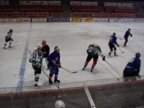 http://www.ratisbona-bullfrogs.de/pixlie/cache/vs_2003_03_01%20-%20Spiel%20bei%20Rivermen%20Straubing_P1010030.JPG