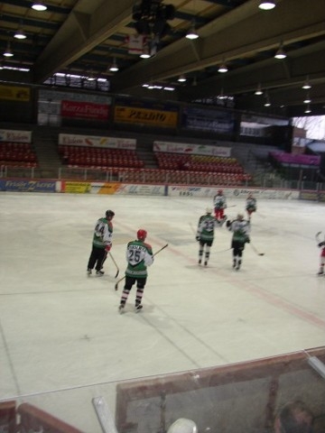 http://www.ratisbona-bullfrogs.de/pixlie/cache/vs_2003_03_01%20-%20Spiel%20bei%20Rivermen%20Straubing_P1010033.JPG