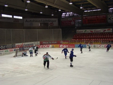 http://www.ratisbona-bullfrogs.de/pixlie/cache/vs_2003_03_01%20-%20Spiel%20bei%20Rivermen%20Straubing_P1010034.JPG
