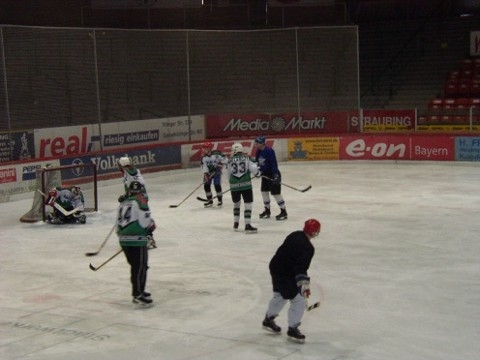 http://www.ratisbona-bullfrogs.de/pixlie/cache/vs_2003_03_01%20-%20Spiel%20bei%20Rivermen%20Straubing_P1010035.JPG
