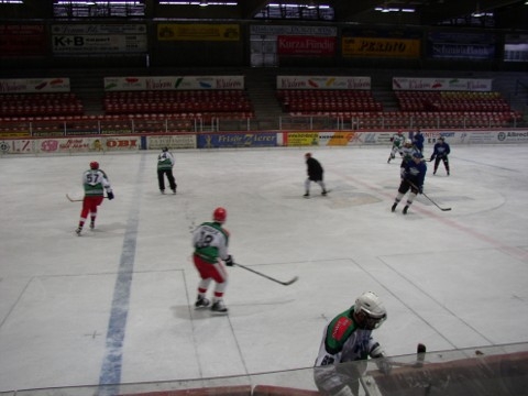 http://www.ratisbona-bullfrogs.de/pixlie/cache/vs_2003_03_01%20-%20Spiel%20bei%20Rivermen%20Straubing_P1010036.JPG