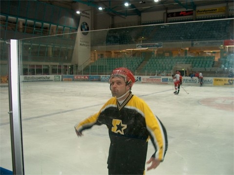 http://www.ratisbona-bullfrogs.de/pixlie/cache/vs_2003_04_05%20-%20Referees%20EVR-Turnier_IM001182.JPG