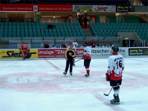 http://www.ratisbona-bullfrogs.de/pixlie/cache/vs_2003_04_05%20-%20Referees%20EVR-Turnier_IM001183.JPG