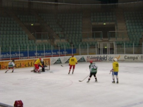 http://www.ratisbona-bullfrogs.de/pixlie/cache/vs_2003_04_05%20-%20Spiel%20gegen%20Ganserl_P1010003.JPG