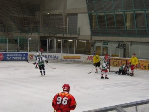 http://www.ratisbona-bullfrogs.de/pixlie/cache/vs_2003_04_05%20-%20Spiel%20gegen%20Ganserl_P1010007.JPG