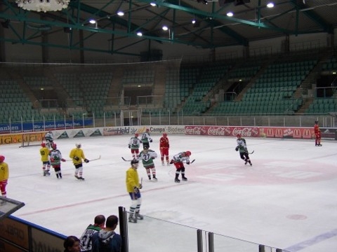 http://www.ratisbona-bullfrogs.de/pixlie/cache/vs_2003_04_05%20-%20Spiel%20gegen%20Ganserl_P1010012.JPG