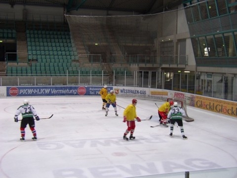 http://www.ratisbona-bullfrogs.de/pixlie/cache/vs_2003_04_05%20-%20Spiel%20gegen%20Ganserl_P1010013.JPG