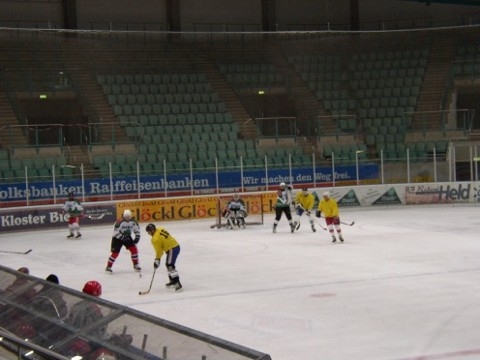 http://www.ratisbona-bullfrogs.de/pixlie/cache/vs_2003_04_05%20-%20Spiel%20gegen%20Ganserl_P1010016.JPG