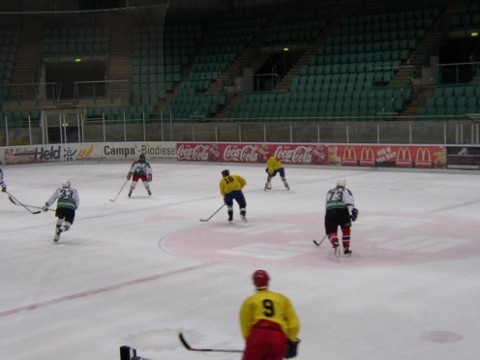 http://www.ratisbona-bullfrogs.de/pixlie/cache/vs_2003_04_05%20-%20Spiel%20gegen%20Ganserl_P1010018.JPG