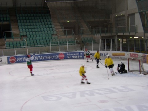 http://www.ratisbona-bullfrogs.de/pixlie/cache/vs_2003_04_05%20-%20Spiel%20gegen%20Ganserl_P1010020.JPG