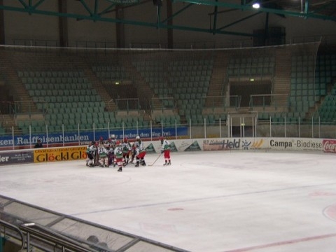 http://www.ratisbona-bullfrogs.de/pixlie/cache/vs_2003_04_05%20-%20Spiel%20gegen%20Hockeymonkeys_P1010021.JPG