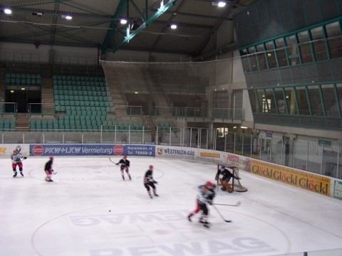 http://www.ratisbona-bullfrogs.de/pixlie/cache/vs_2003_04_05%20-%20Spiel%20gegen%20Hockeymonkeys_P1010025.JPG