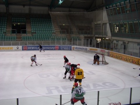 http://www.ratisbona-bullfrogs.de/pixlie/cache/vs_2003_04_05%20-%20Spiel%20gegen%20Hockeymonkeys_P1010029.JPG