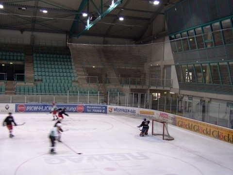 http://www.ratisbona-bullfrogs.de/pixlie/cache/vs_2003_04_05%20-%20Spiel%20gegen%20Hockeymonkeys_P1010033.JPG
