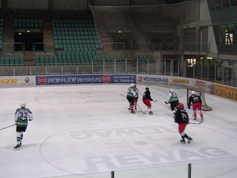 http://www.ratisbona-bullfrogs.de/pixlie/cache/vs_2003_04_05%20-%20Spiel%20gegen%20Hockeymonkeys_P1010041.JPG