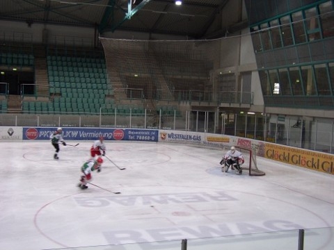 http://www.ratisbona-bullfrogs.de/pixlie/cache/vs_2003_04_05%20-%20Spiel%20gegen%20Old%20Stars_P1010103.jpg