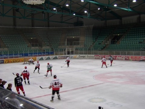 http://www.ratisbona-bullfrogs.de/pixlie/cache/vs_2003_04_05%20-%20Spiel%20gegen%20Old%20Stars_P1010108.jpg