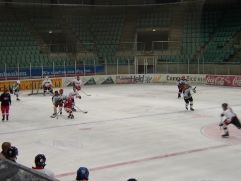 http://www.ratisbona-bullfrogs.de/pixlie/cache/vs_2003_04_05%20-%20Spiel%20gegen%20Old%20Stars_P1010110.jpg