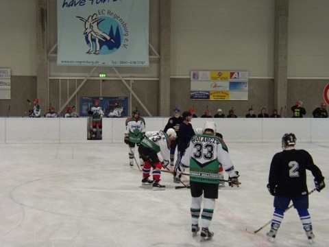 http://www.ratisbona-bullfrogs.de/pixlie/cache/vs_2003_12_13%20-%20Spiel%20gegen%20Diesenbach%20Biber_P1010002.JPG
