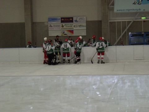 http://www.ratisbona-bullfrogs.de/pixlie/cache/vs_2003_12_13%20-%20Spiel%20gegen%20Diesenbach%20Biber_P1010005.JPG
